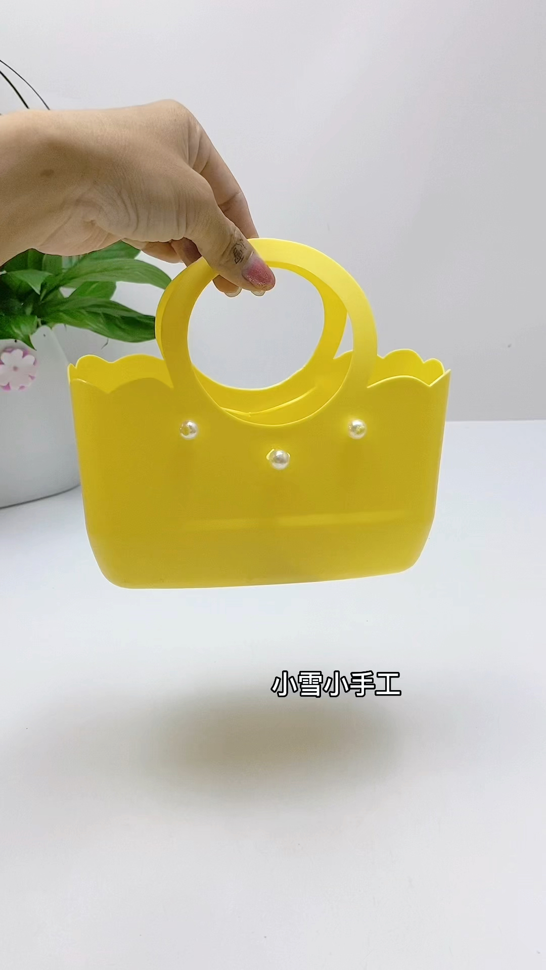 手工制作用完的洗洁精瓶子别扔趁着假期多做几个好看的小提篮提上街