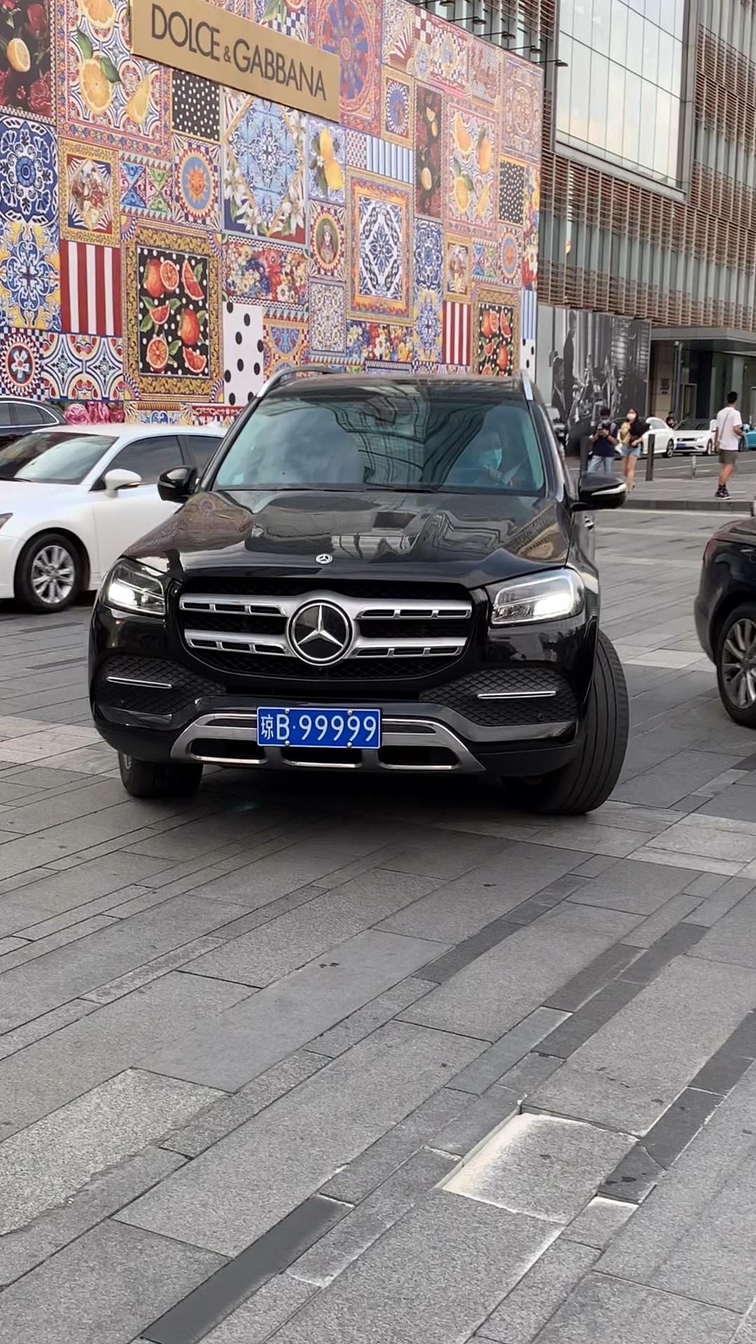 街拍豪车#成都太古里惊现三亚富婆开九五至尊五条9奔驰gls打卡太古里