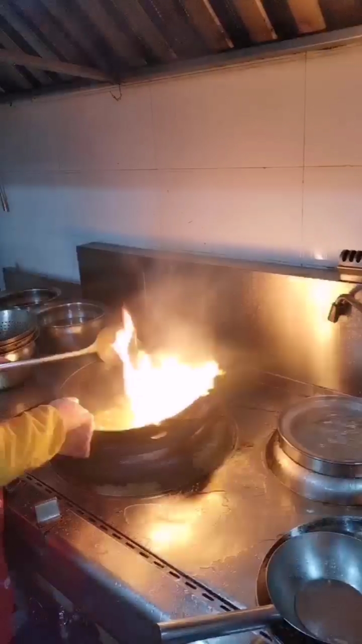 实拍饭店厨师炒菜#监控下工作