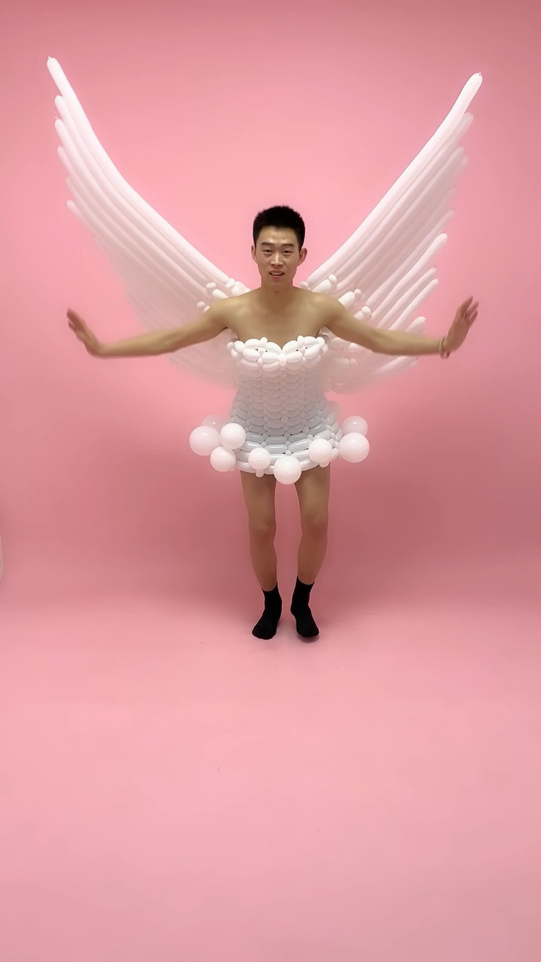 穿上带翅膀的气球衣服是不是就能飞了