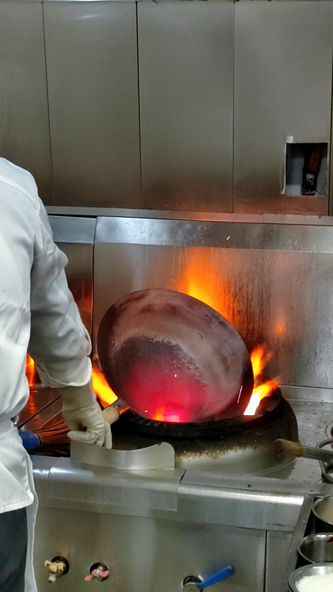 厨师烧锅是太冷吗