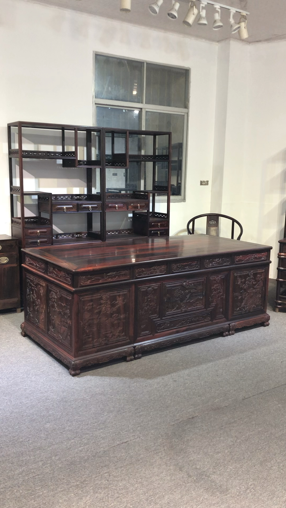 大红酸枝黑飘红老料办公桌