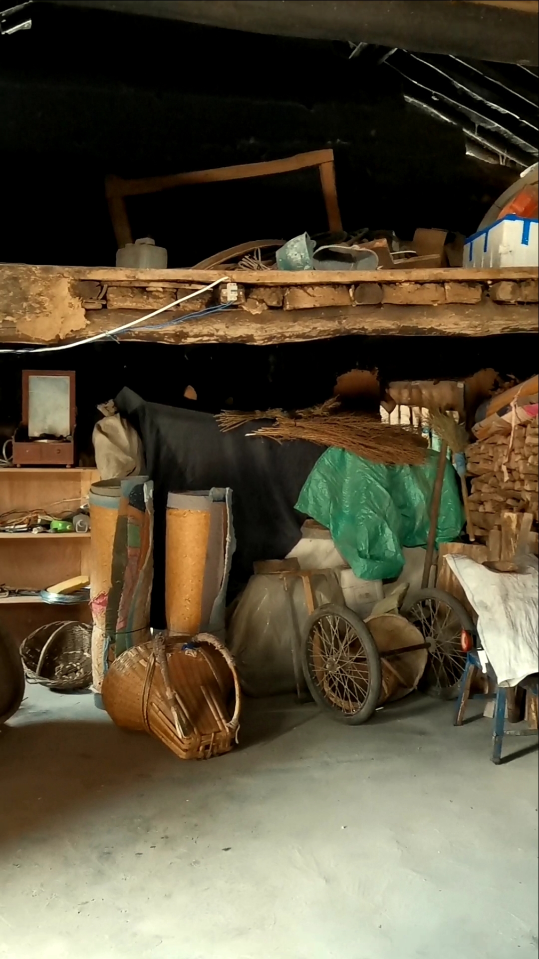 记录我的农村生活#现实中农村老屋内,都堆放的什么东西,还有多少朋友