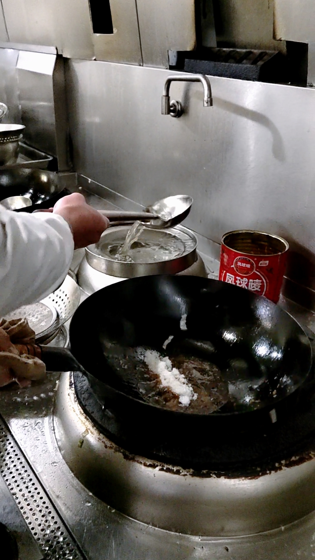 新来厨师炒菜老敲锅