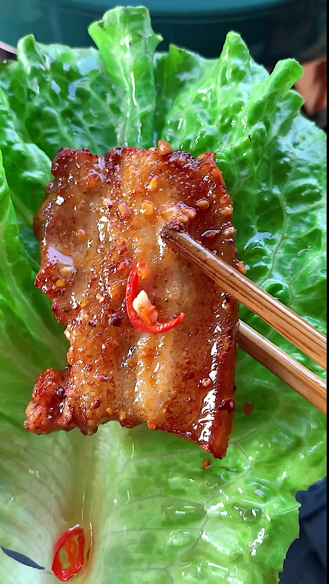 今天做了烤花肉,小屁孩在旁边说:好了没?口水都快流出来啦