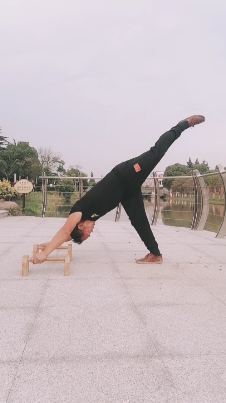 健身宁教练传递健身正能量#单腿下犬式式练习