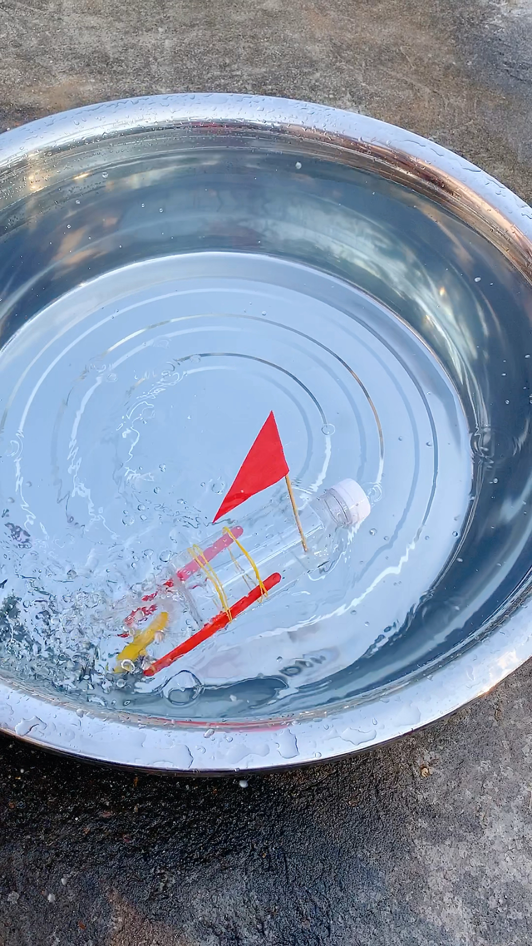 手工制作国庆假期在家里就能玩的动力小船快来做一个吧