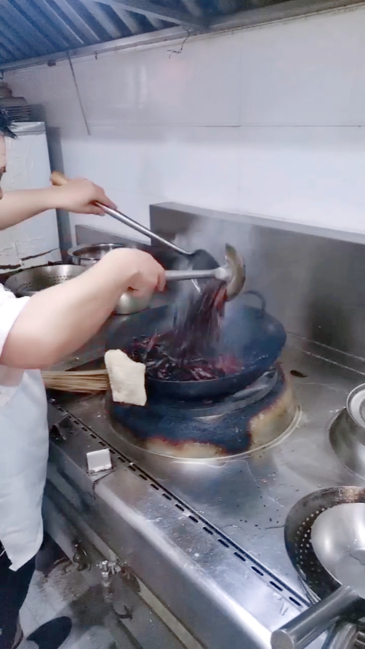 监控下厨师工作#这样炒辣椒还行