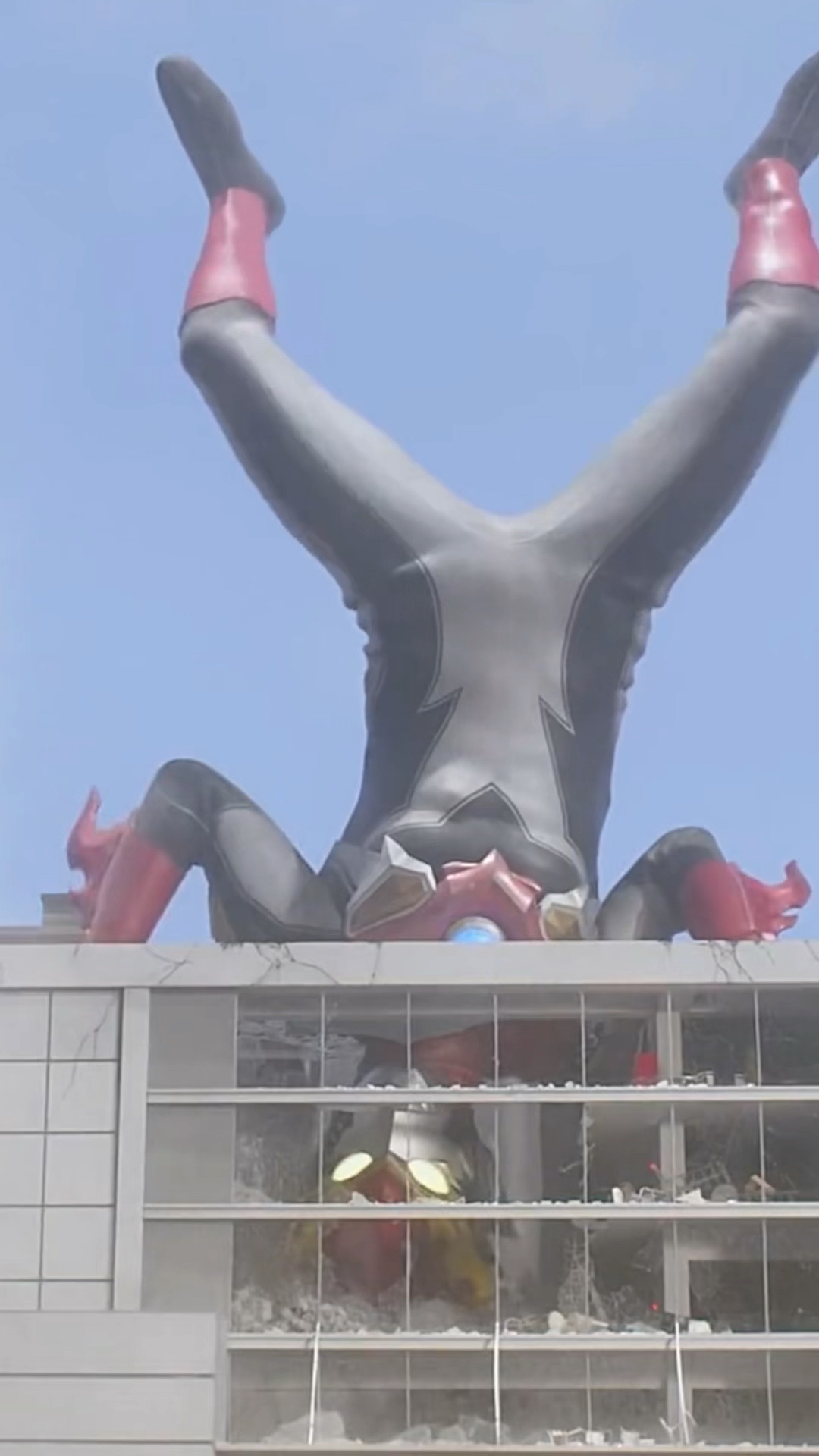 奥特曼#你落地了方式比较独特吧