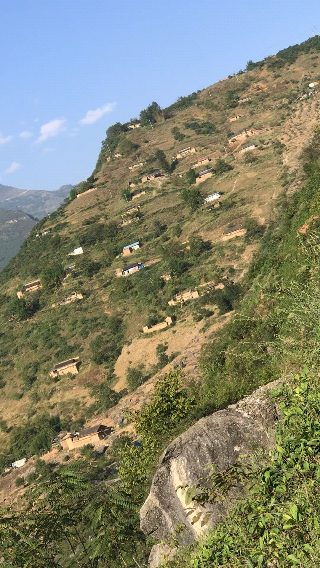 云端上的悬崖村这是四川凉山悬崖村全景