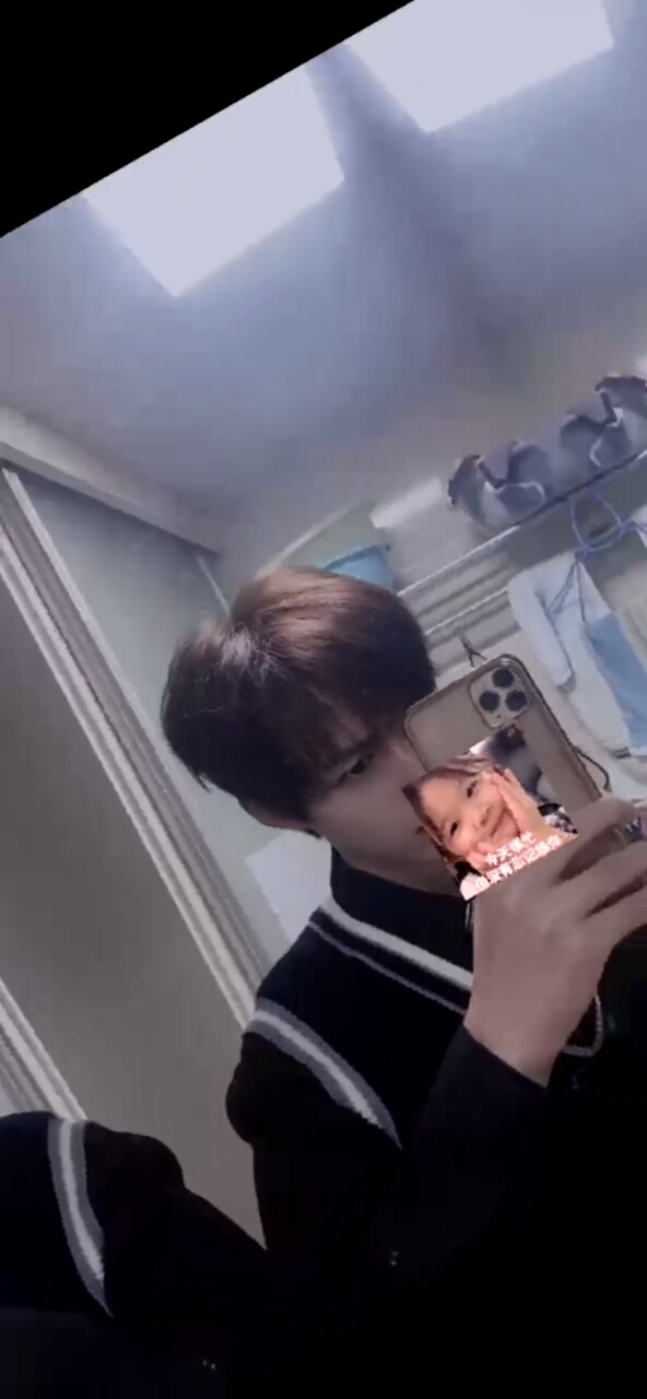 子轩学长#哎!没事的话来张自拍.喜欢吗?觉得自己穿的好土呀!