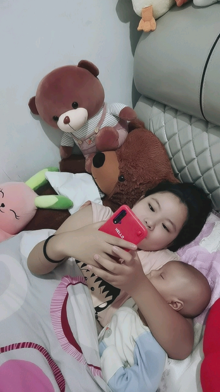 熊孩子的日常#就喜欢让姐姐抱着睡