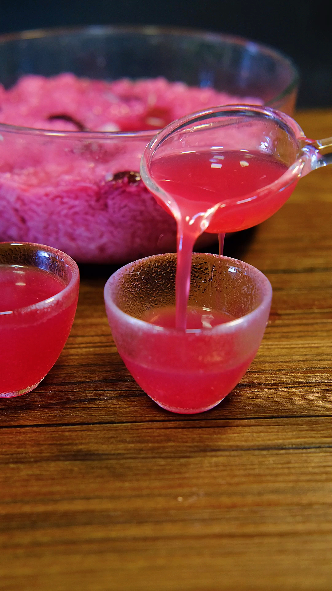 用车厘子酿的甜米酒颜色也太好看了吧,喝完整个冬天小脸都红扑扑的