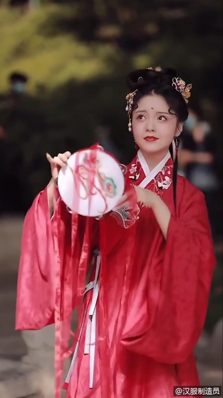 汉服#四月才是标准的古典美人,眉目含情却不庸俗,有点人间富贵花的谮