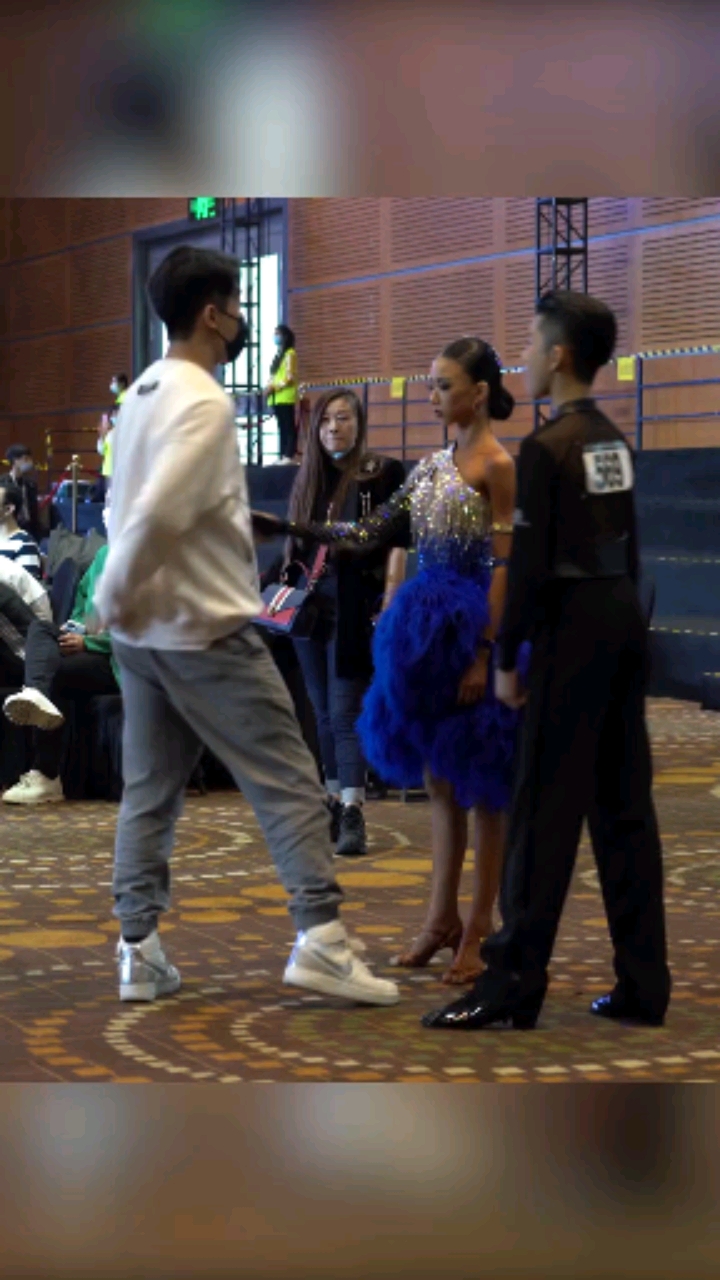 王崇墨李茉晗#即便是口罩都抵挡不住曹老师的帅气