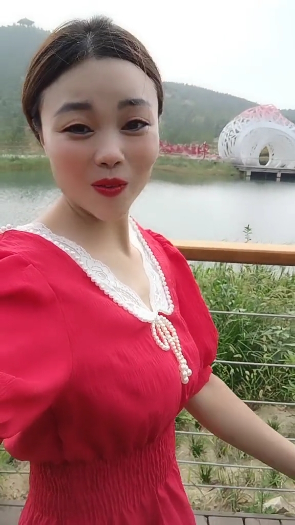 忘不了家乡的妹子哟,你还在等着我