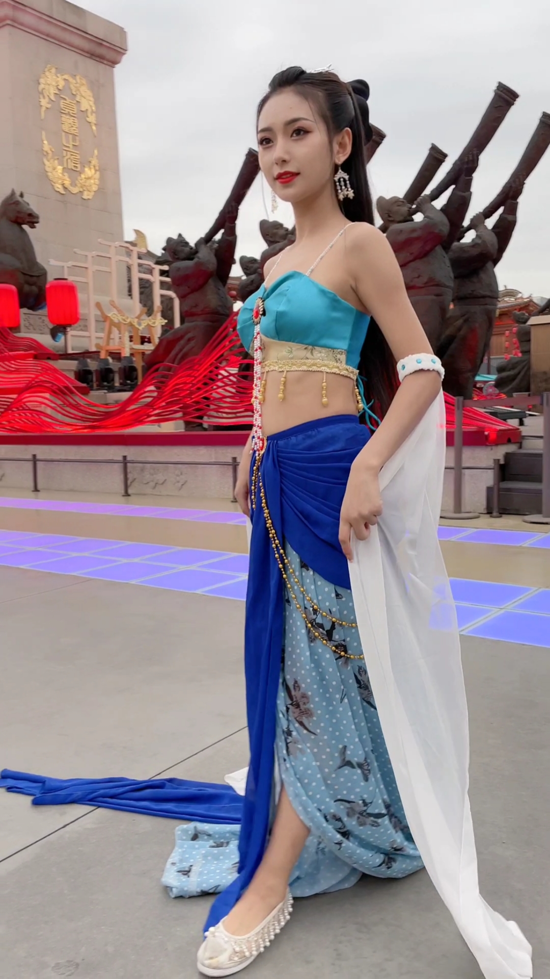 千艺仙女下凡来游玩美丽的大唐不夜城