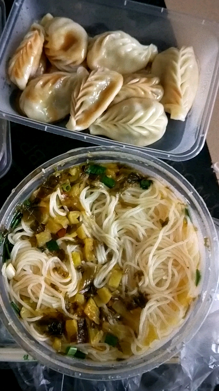 外卖#这米粉放太久了,汤都吸干了