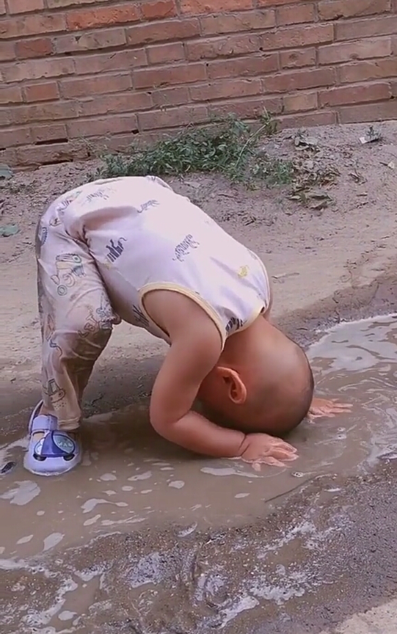 熊孩子的日常#这孩子哪里学来的,洗完脚又洗头了,回去等着挨揍吧