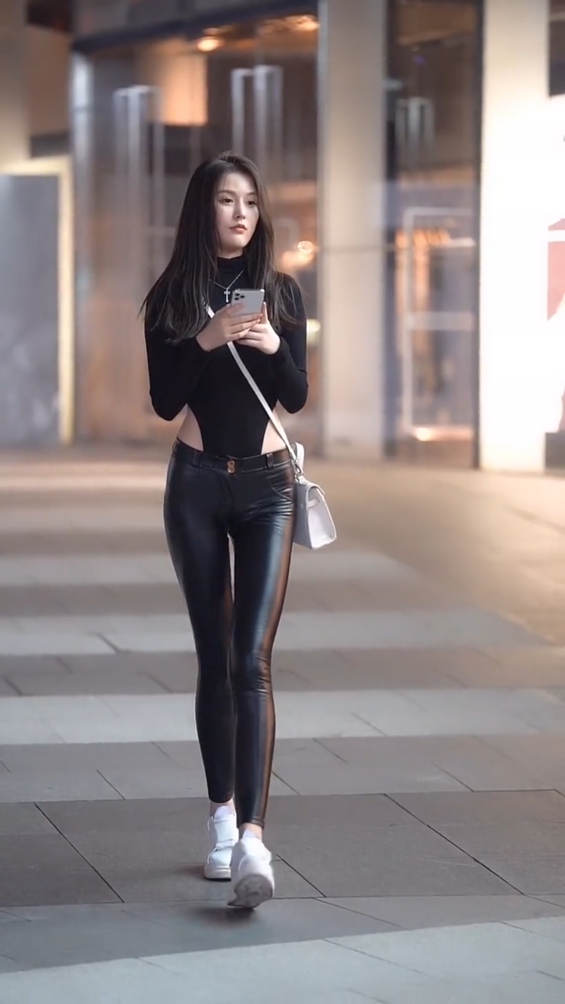 小姐姐这衣服怎么穿呢?