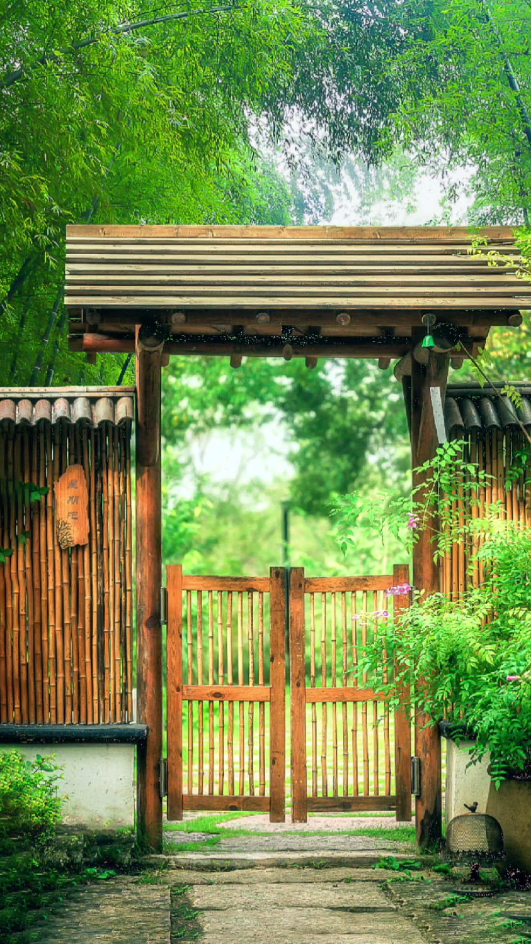 愿你我暮年,闲坐庭院,开门见绿水青山,推窗闻鸟语花香,隐居于山水田园