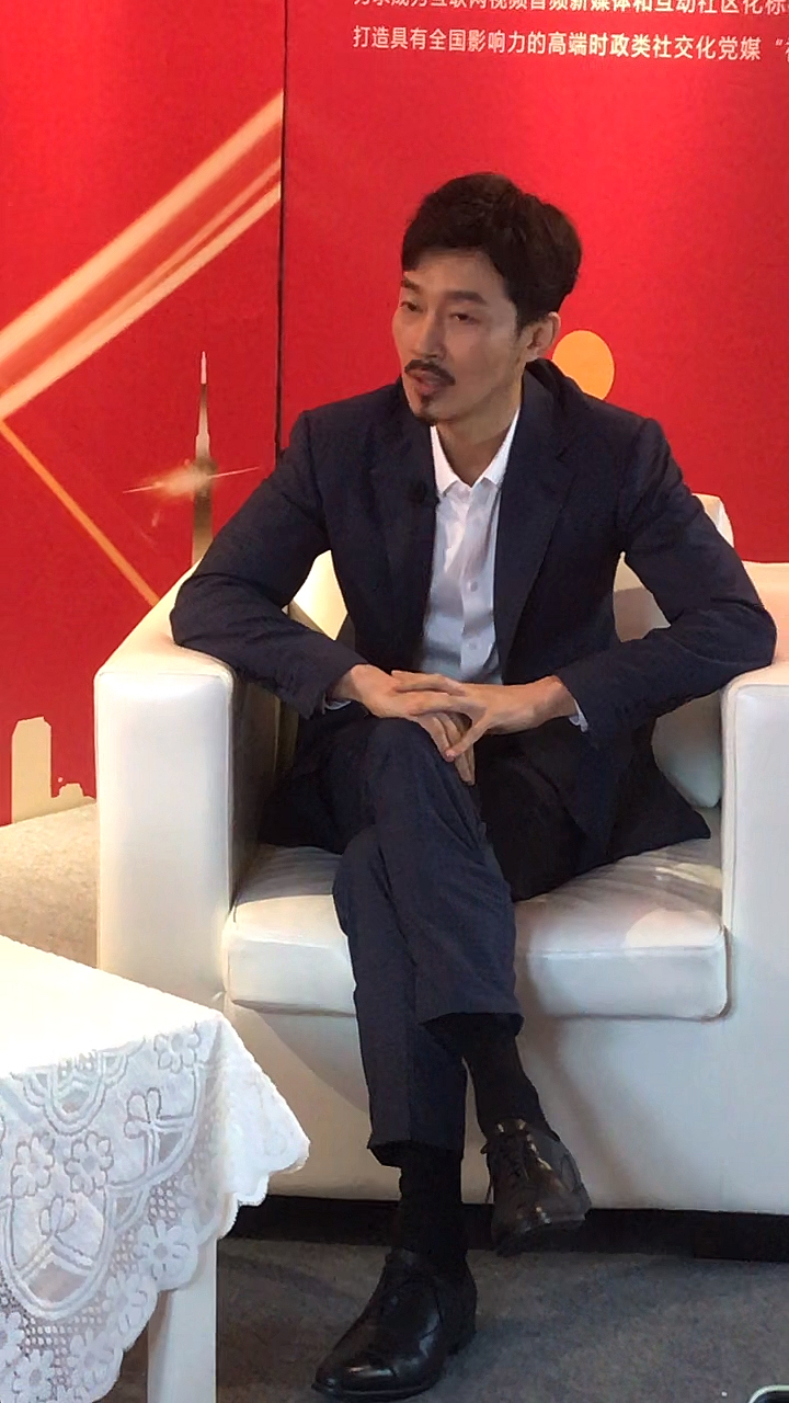 明星访问曹磊在中国网络视听大会接受采访他在觉醒年代里扮演鲁迅很像