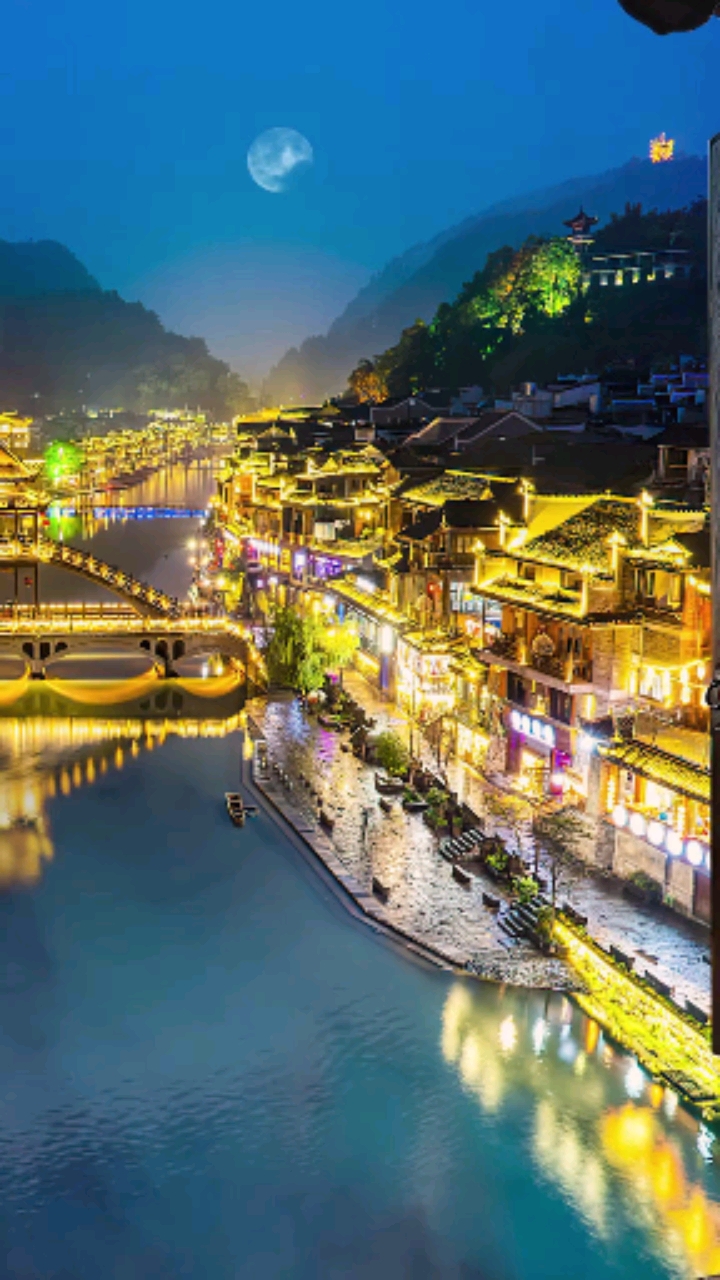 答应我,这辈子一定带心爱的人来苗族古寨看一次夜景