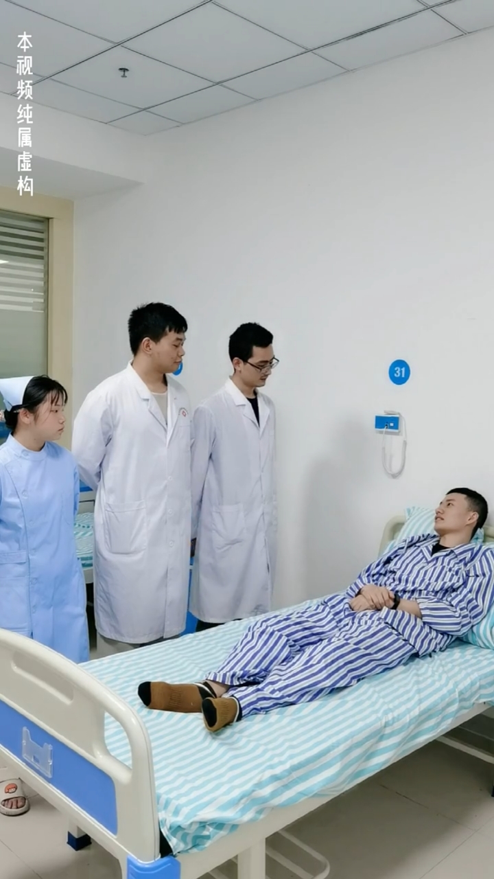 专业解释为什么医生手要放在后背