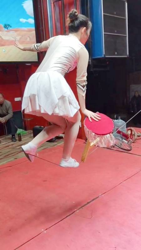 杂技小妹#继续杂技表演,钢丝坐凳子.