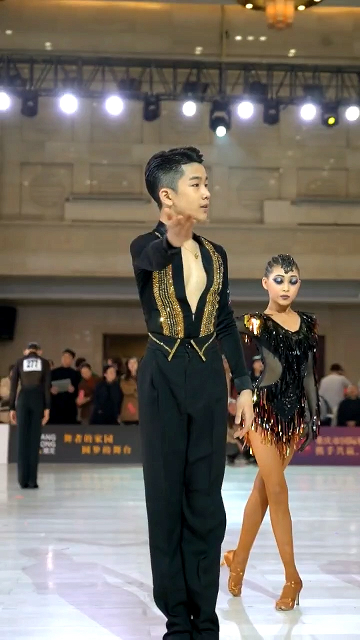 拉丁舞从小帅到大的王崇墨长得帅就算了还这么优秀