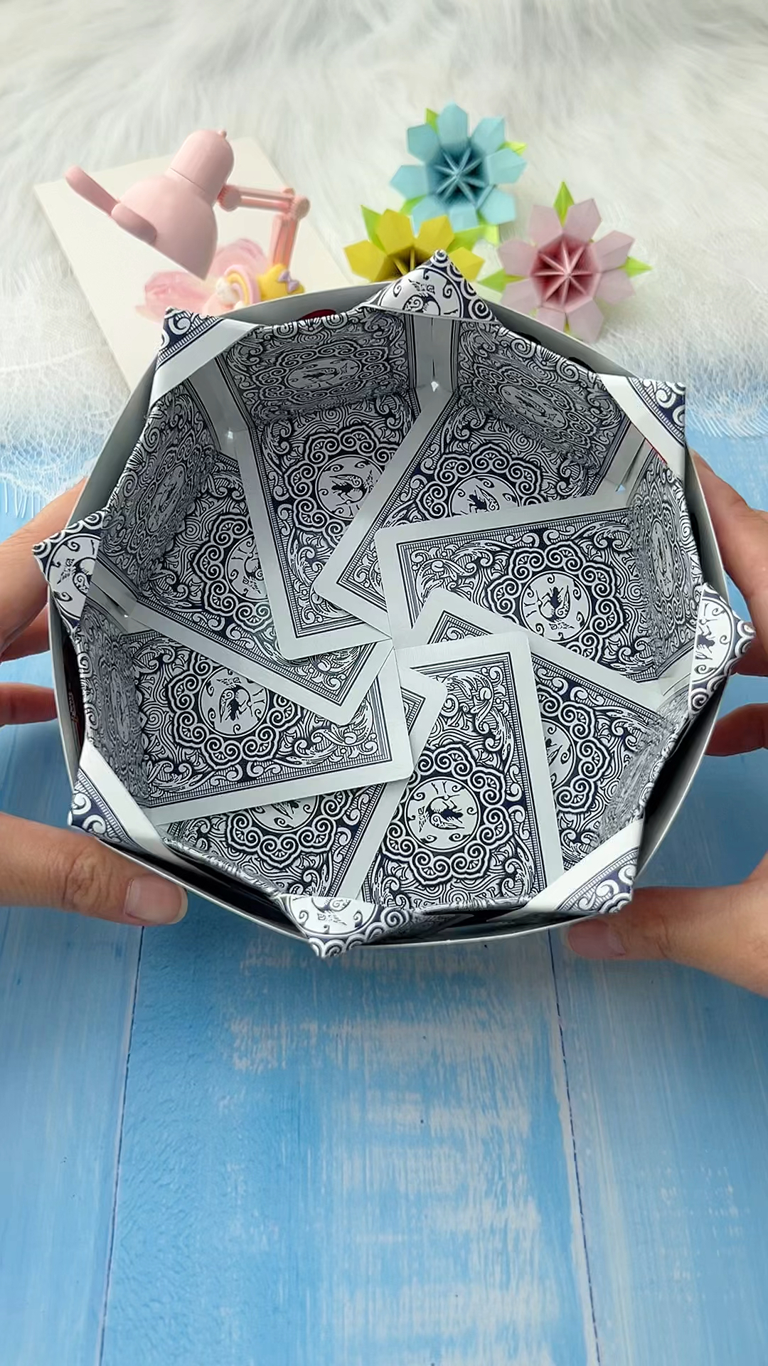 用扑克牌做收纳盒,你以前有没有做过,学起来吧!-度小视