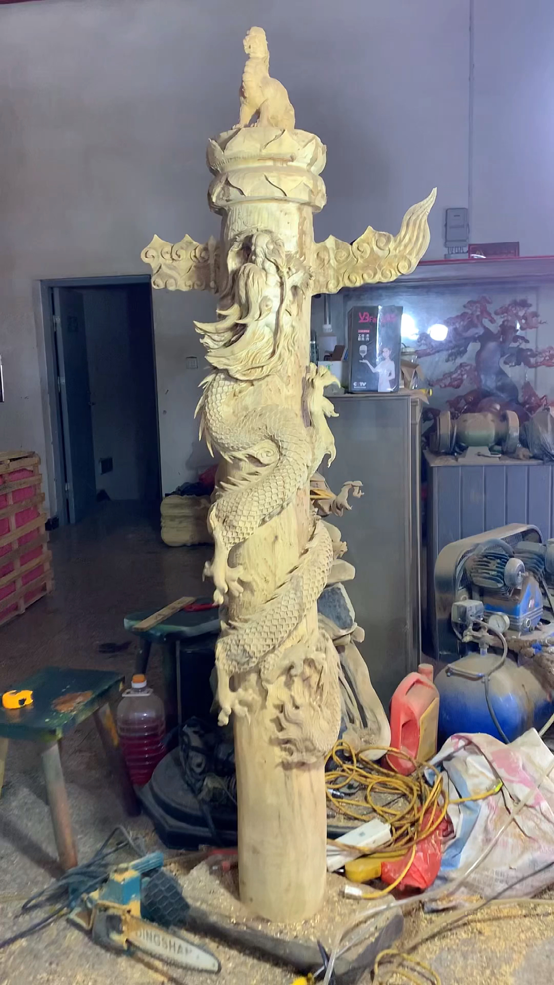 木雕制作过程#木雕工艺品龙柱根雕摆件-度小视