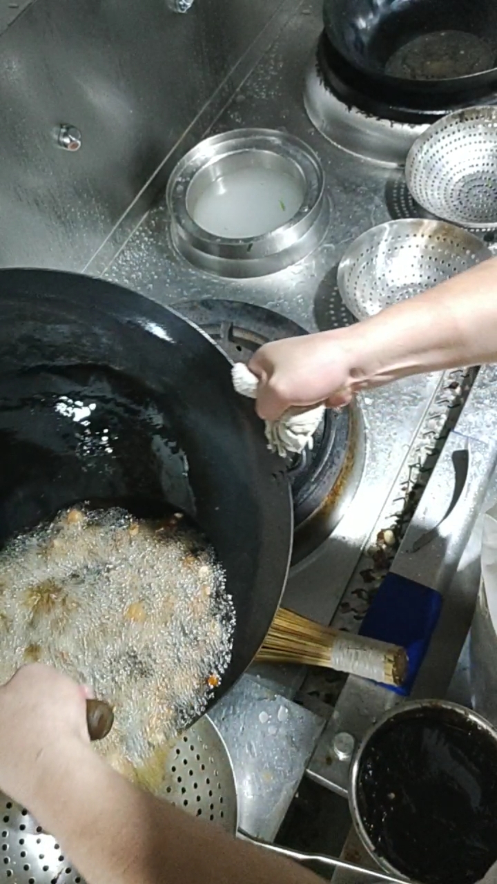 监控拍下后厨惊人的一幕,原来酒店是这样炒菜的.
