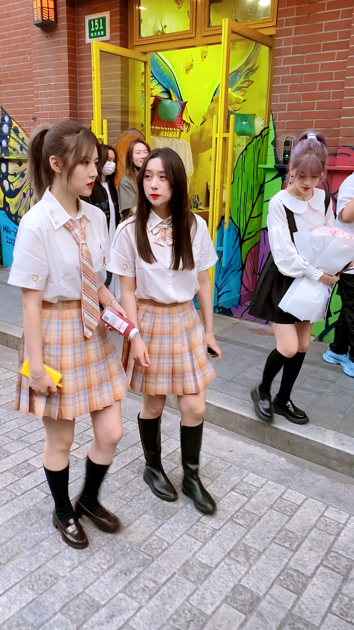 女团#snh48人气成员林舒晴,蒋舒婷,高雪逸三人结伴出街购物,你们匣抖