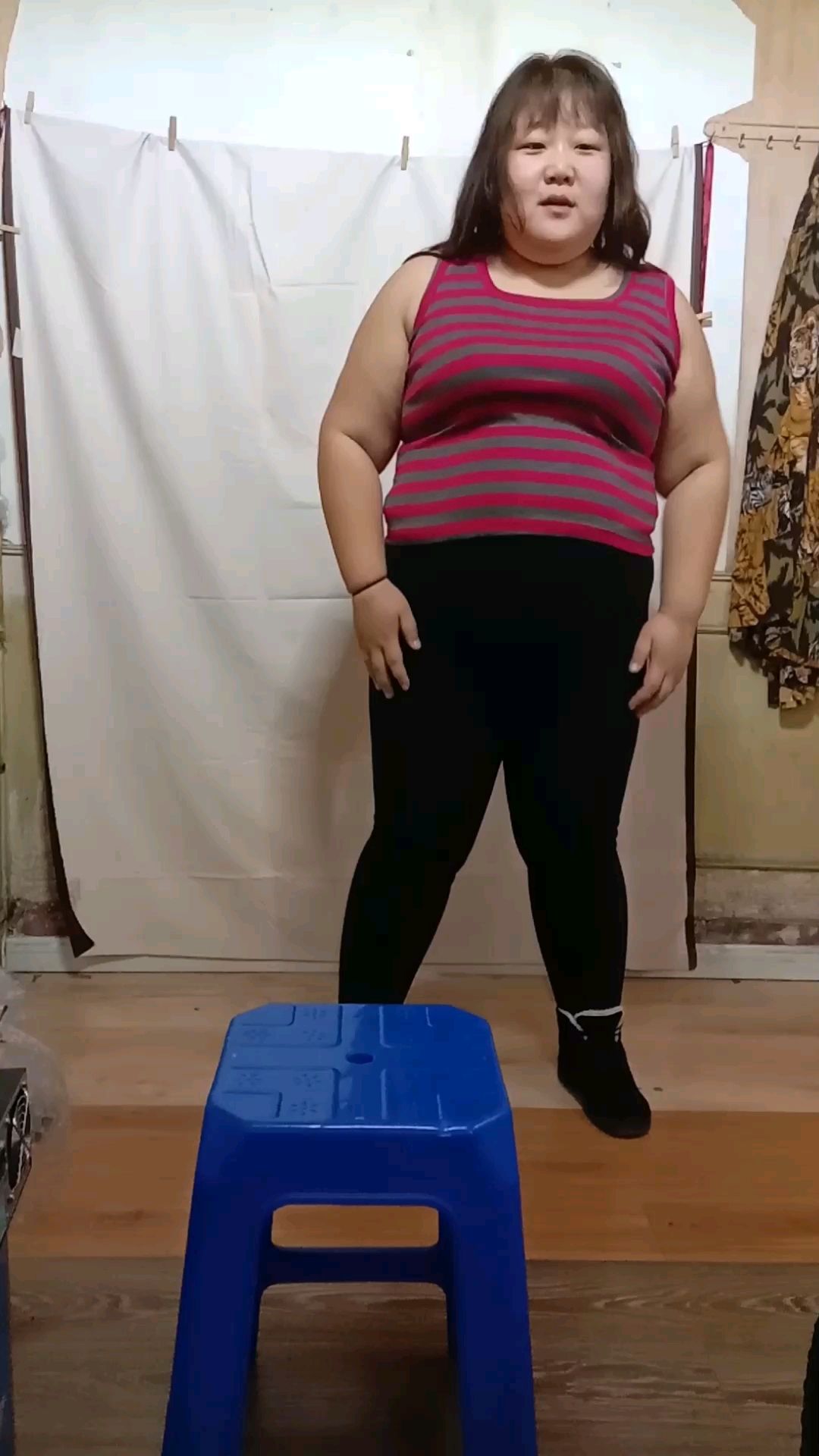 摸腿下甩头起舞蹈#我太难了!