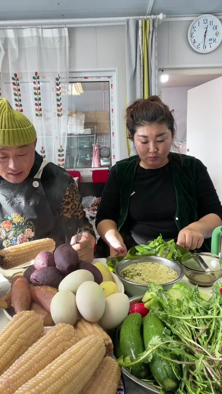 东北夫妻到饭点了,今天没肉,做的都是绿色农家饭菜,看着真香啊-度小视