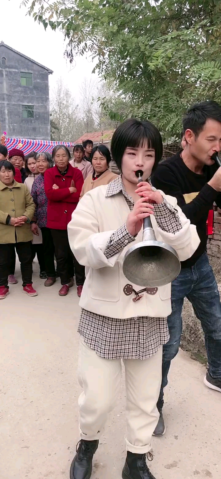 段莎莎不愧是民间唢呐女高手