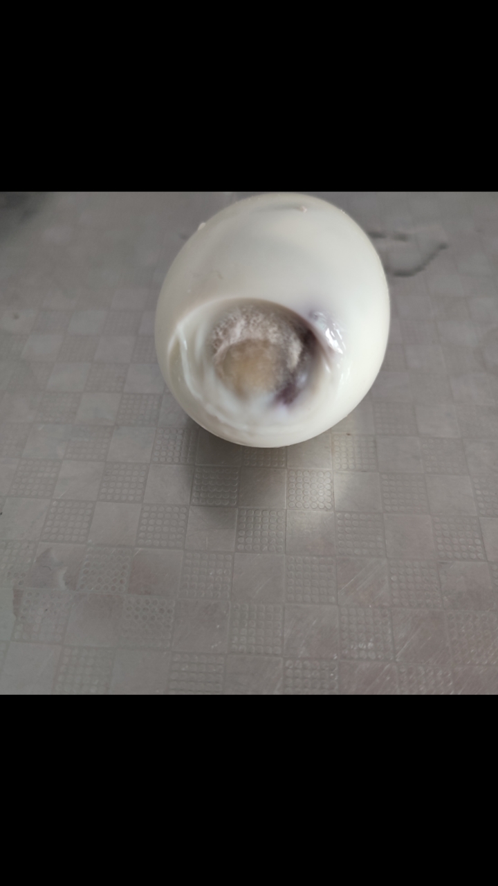 这是什么鸡蛋煮熟了里面黑色的.是不是鸡蛋变质了