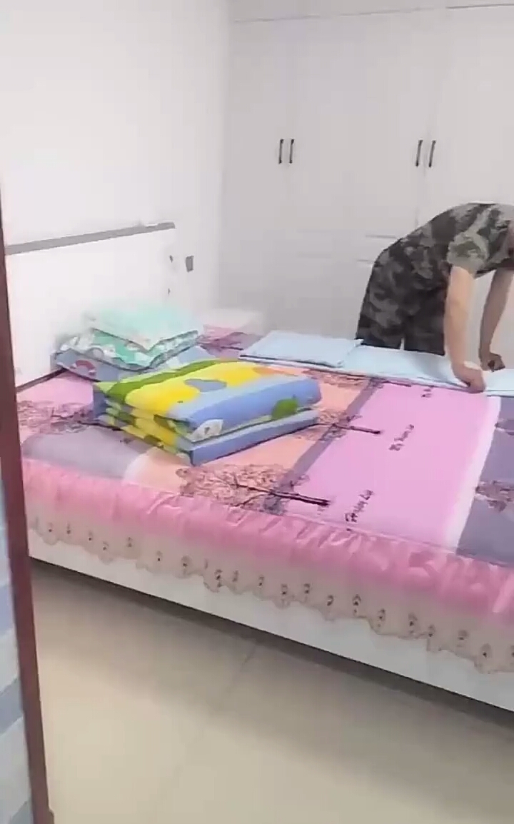 看看老班长的技术活,真正的豆腐块被子
