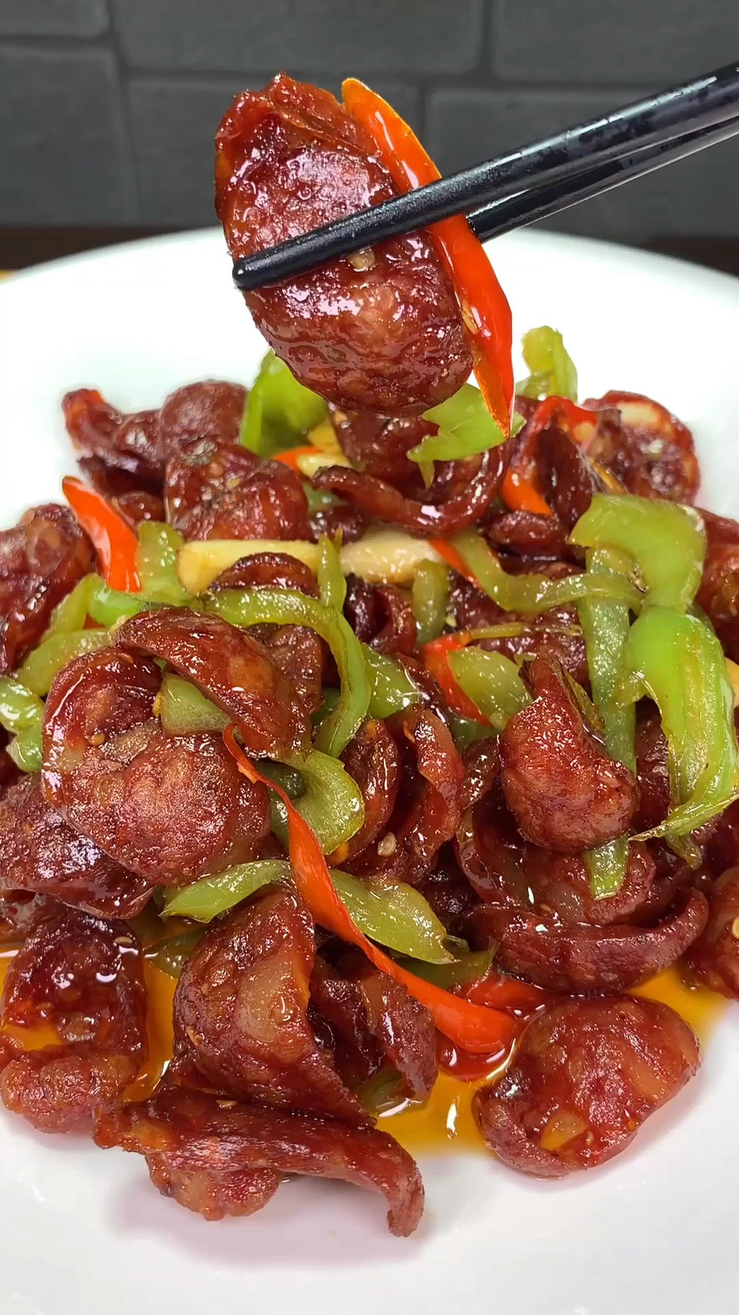 美食#做炒腊肠时,到底先炒辣椒还是腊肠呢?