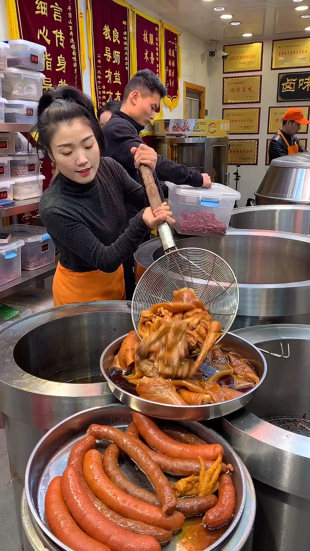 卤肉西施一天捞500斤