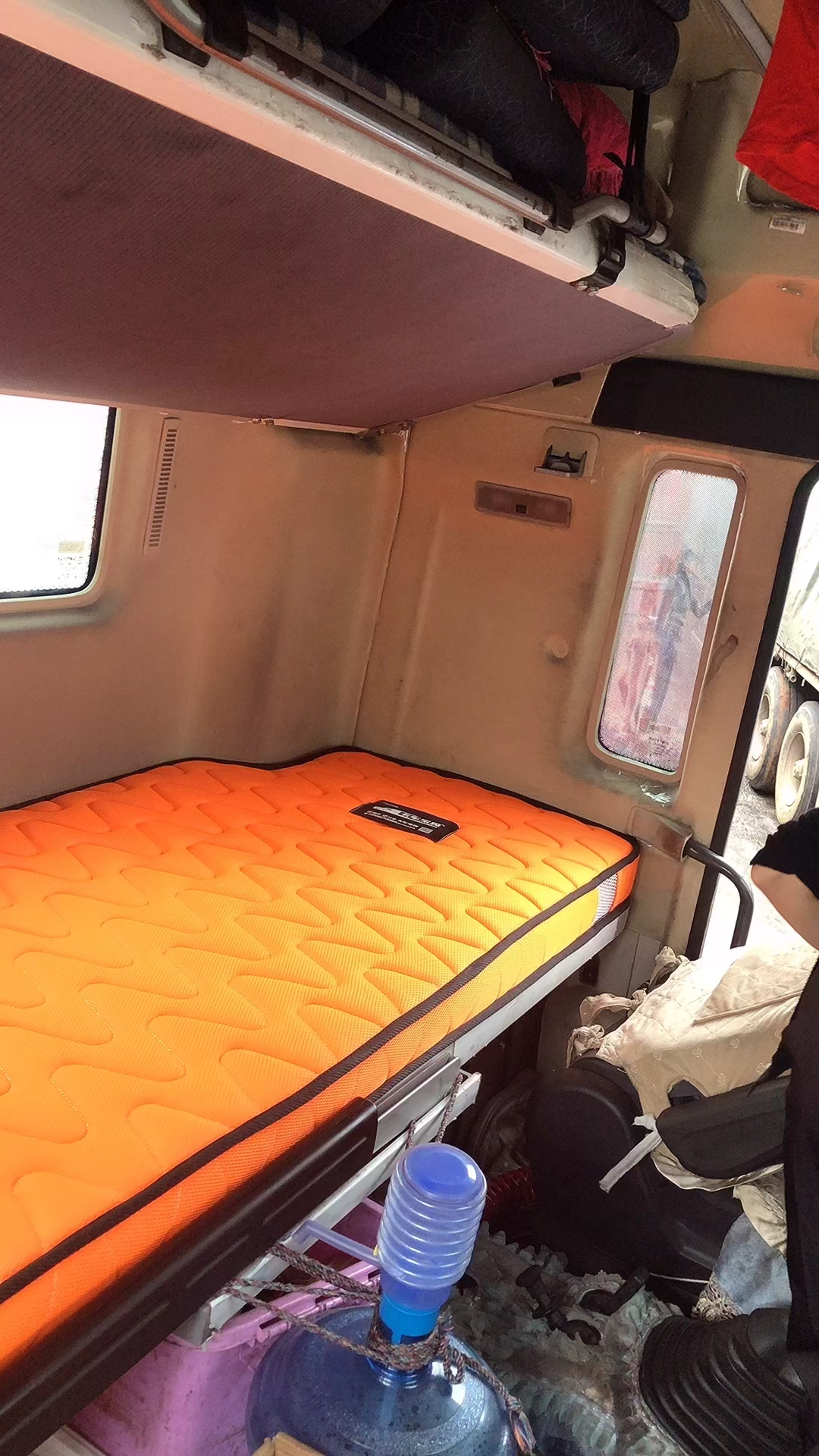 汕德卡卧铺垫够硬,给卡友送到胜境关-度小视