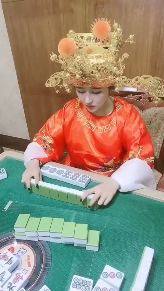 全民爱神评#史上最美财神,见者打牌把把超神