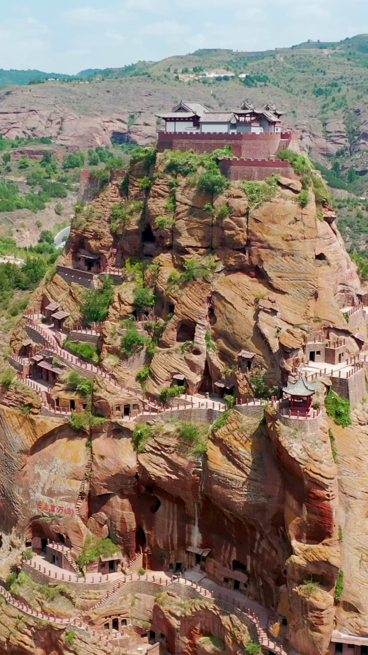 陕西永宁山古寨,古人绝壁上开凿了上百个石洞屋,同时可以容纳上千人