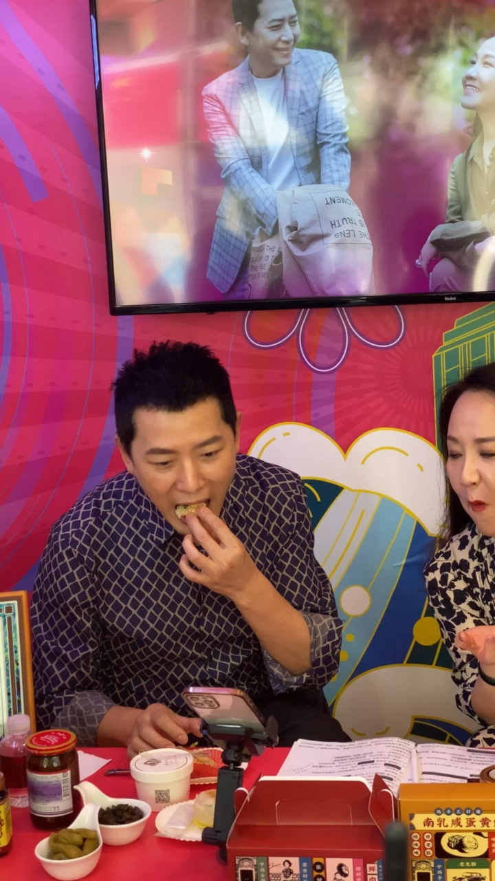 戴军#戴军与王维倩现身五五购物节带货直播,那吃的叫一个香呐