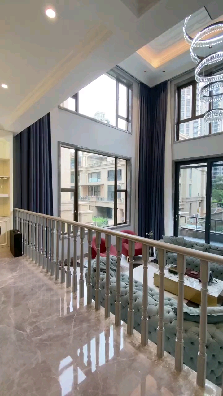装修设计二楼客厅保留中空设计搭配网红楼梯奢华高级感扑面而来