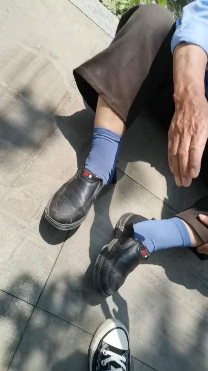 你好,夏天#碰到一个老人坐在地上,一个小伙竟然以这样方式扶起来