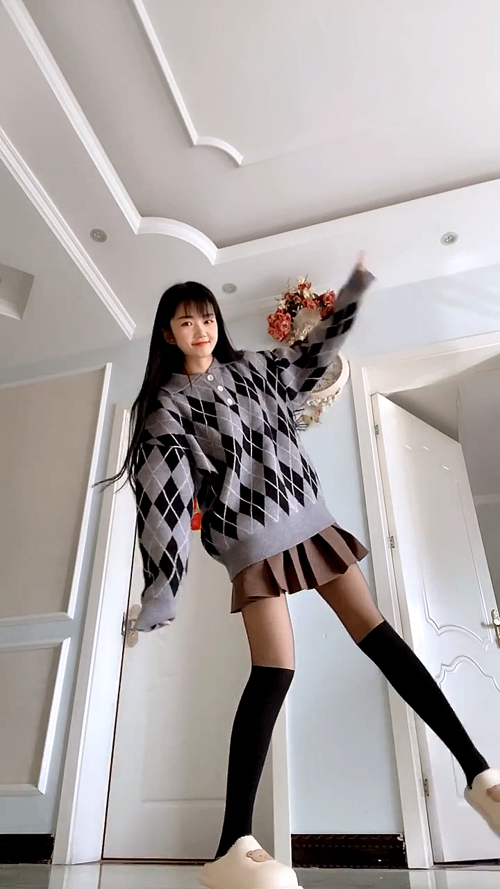 有曲自然嗨#她穿jk你说她是软妹我穿jk你说我是精神小妹"jk拍照姿势