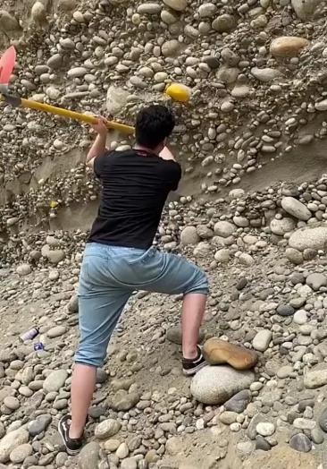 这小伙不要命了,这样凿石头不怕塌了么,为钱卖命啊!