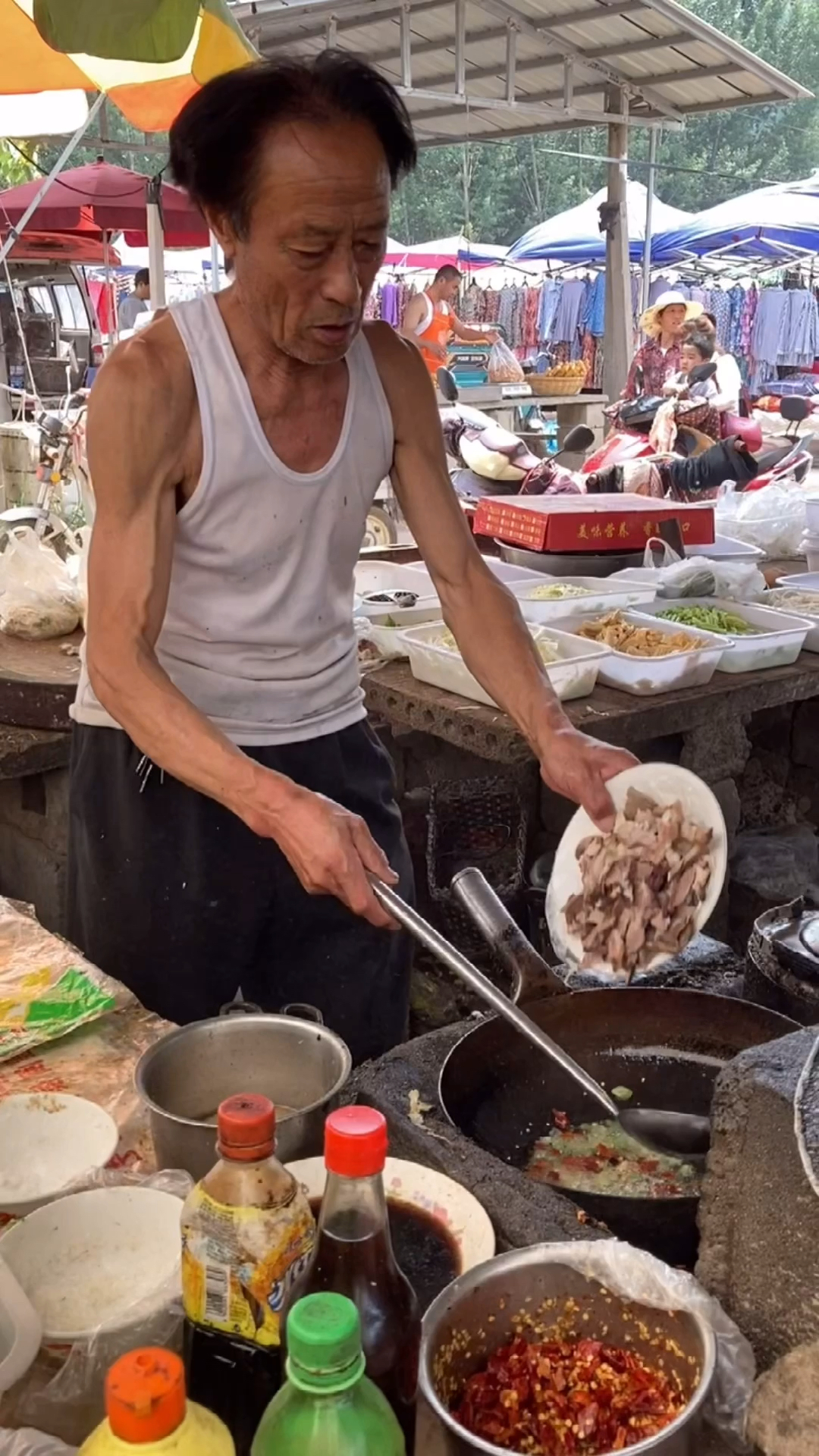 家乡特色美食农村大集上有个怪老头炒菜